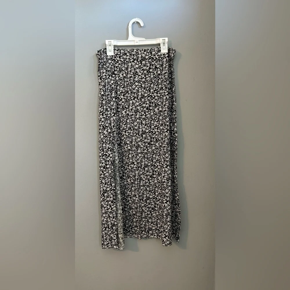 Never worn. Ditsy Floral Split Thigh Skirt size medium - Picture 2 of 7